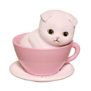生活用品超級市場-日本直送-貓公仔擺設-粉紅杯裡的呆萌白貓-1枚入-貓咪精品-寵物用品速遞