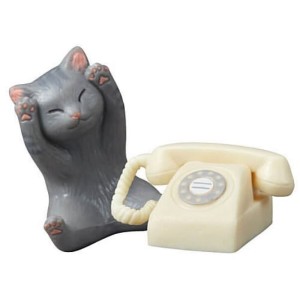 生活用品超級市場-日本直送-貓公仔擺設-懷舊家電與貓兒-白色撥輪電話與灰貓-1枚入-貓咪精品-清酒十四代獺祭專家
